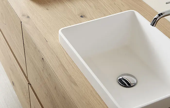 Banys blancs amb combinació de mobles en acabat fusta: serenitat i equilibri per a casa teva  - Esteve Estudi Cuina i Bany - Sabadell