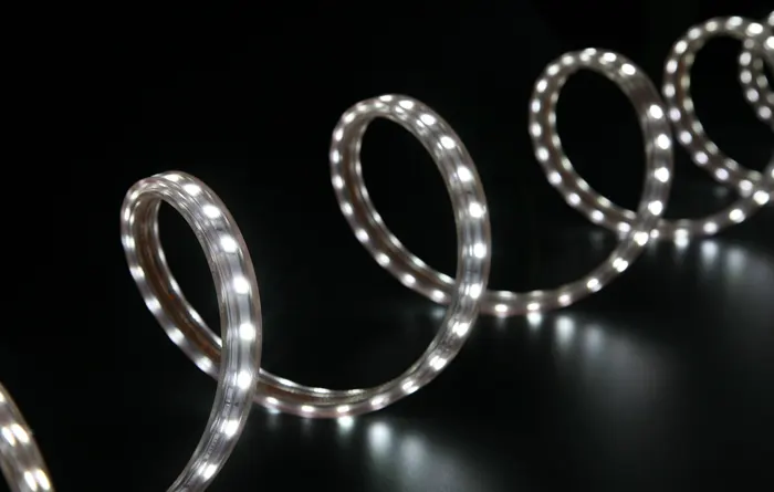 Instal·la tu mateix una llum LED sota els mobles de cuina  - Esteve Estudi Cuina i Bany - Sabadell