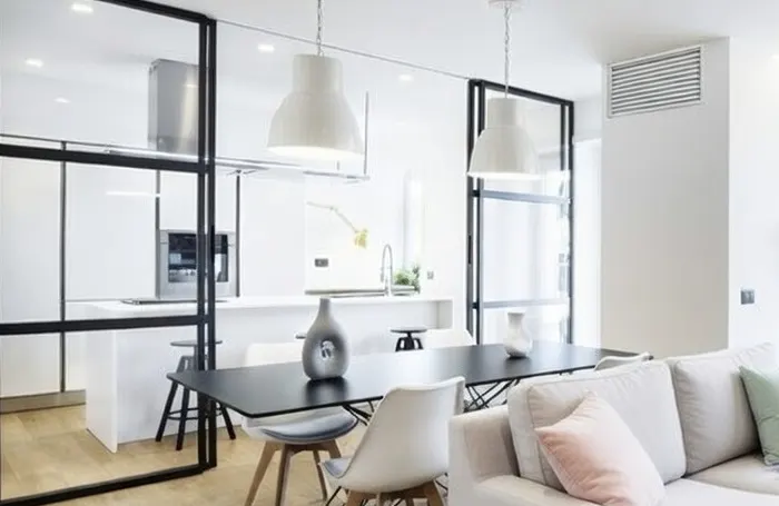 Per què usar una paret de cristall per a separar la cuina del saló - Esteve Estudi Cuina i Bany - Sabadell
